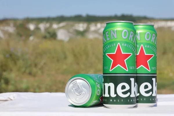 KHARKOV, UKRAINE - 31 Temmuz 2021: Hollanda bira şirketi Heineken N.V tarafından üretilen yeşil teneke kutu Heineken soluk bira.