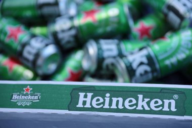 KHARKOV, UKRAINE - 31 Temmuz 2021: Hollanda bira şirketi Heineken N.V tarafından üretilen yeşil teneke kutu Heineken soluk bira.