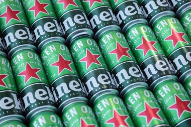 KHARKOV, UKRAINE - 31 Temmuz 2021: Hollanda bira şirketi Heineken N.V tarafından üretilen yeşil teneke kutu Heineken soluk bira.