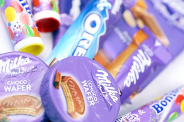 KHARKOV, UKRAINE - 2 Temmuz 2021: Beyaz ahşap masa üzerinde klasik leylak rengi ambalaj tasarımlı Milka çikolata ürünleri