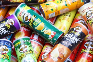 KHARKOV, UKRAINE - 30 Mart 2021: Birçok Pringles silindir cips kutuları çeşitli renk ve lezzetlerle. Amerikan markası, Kelloggs 'a ait istiflenebilir patates bazlı cipsler.