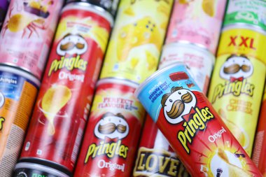 KHARKOV, UKRAINE - 30 Mart 2021: Birçok Pringles silindir cips kutuları çeşitli renk ve lezzetlerle. Amerikan markası, Kelloggs 'a ait istiflenebilir patates bazlı cipsler.