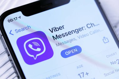 KHARKOV, UKRAINE - 5 Mart 2021: Viber simgesi ve uygulaması iPhone 12 'den beyaz ahşap masadaki profesyonel ekranda
