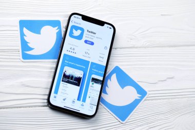 KHARKOV, UKRAINE - 5 Mart 2021: Twitter simgesi ve uygulaması iPhone 12 'den beyaz ahşap masadaki profesyonel ekranda