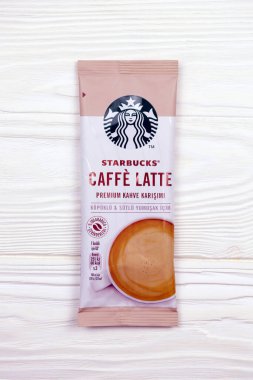 KHARKOV, UKRAINE - 2 Temmuz 2021: yeşil logolu Starbucks kahve çubuğu. Starbucks Corporation, Seattle, Washington merkezli çok uluslu kahve ve roastery rezervleri zinciri.