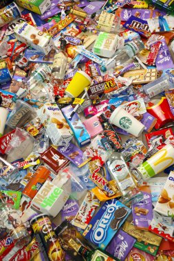 KHARKOV, UKRAINE - 10 AĞUSTOS 2021: Ünlü markalı yiyecek ve içecek üretiminde kullanılan büyük yığın ve boş tek kullanımlık paketler ve fincanlar