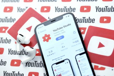 KHARKOV, UKRAINE - 5 Mart 2021: Youtube Stüdyo simgesi ve uygulaması iPhone 12 profesyonel ekranda beyaz ahşap masa uzmanıyla birlikte
