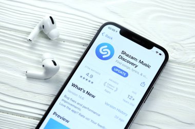 KHARKOV, UKRAINE - 5 Mart 2021: Shazam simgesi ve uygulaması iPhone 12 profosyonel ekranda beyaz ahşap masa uzmanıdır