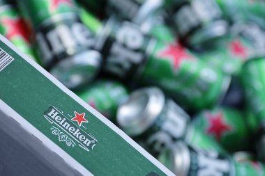 KHARKOV, UKRAINE - 31 Temmuz 2021: Hollanda bira şirketi Heineken N.V tarafından üretilen yeşil teneke kutu Heineken soluk bira.