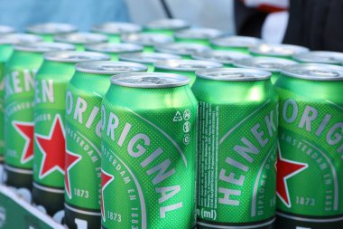 KHARKOV, UKRAINE - 31 Temmuz 2021: Hollanda bira şirketi Heineken N.V tarafından üretilen yeşil teneke kutu Heineken soluk bira.