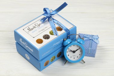 KHARKOV, UKRAINE - 14 Şubat 2021: Mark Sevouni kentsel çikolata üretimi el yapımı yuvarlak şekerler. Mark Sevouni, Erivan, Ermenistan merkezli bir çikolata üreticisi.