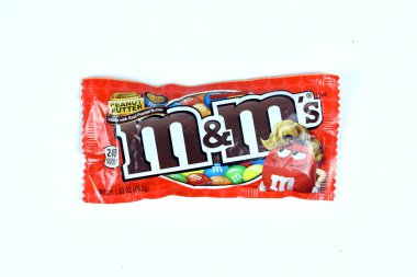 KHARKOV, UKRAINE - 15 Mart 2021 MM 'nin Fıstık Ezmeli Çikolata Paketi. M M 1941 'den beri Mars Anonim Şirketi tarafından üretiliyor.