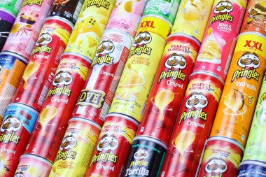 KHARKOV, UKRAINE - 30 Mart 2021: Birçok Pringles silindir cips kutuları çeşitli renk ve lezzetlerle. Amerikan markası, Kelloggs 'a ait istiflenebilir patates bazlı cipsler.