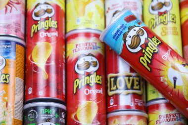 KHARKOV, UKRAINE - 30 Mart 2021: Birçok Pringles silindir cips kutuları çeşitli renk ve lezzetlerle. Amerikan markası, Kelloggs 'a ait istiflenebilir patates bazlı cipsler.