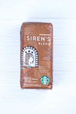 KHARKOV, UKRAINE - 15 Mart 2021: yeşil logolu Starbucks kahve paketi. Starbucks Corporation, Seattle, Washington merkezli çok uluslu kahve ve roastery rezervleri zinciri.