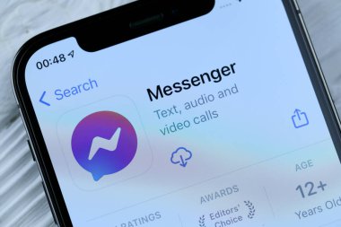 KHARKOV, UKRAINE - 5 Mart 2021: Facebook kurye simgesi ve uygulaması iPhone 12 'den beyaz ahşap masadaki profesyonel ekranda