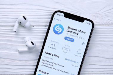 KHARKOV, UKRAINE - 5 Mart 2021: Shazam simgesi ve uygulaması iPhone 12 profosyonel ekranda beyaz ahşap masa uzmanıdır