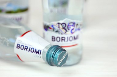 KHARKOV, UKRAINE - 2 Temmuz 2021: Orta Gürcistan 'daki Borjomi Boğazı' ndaki doğal gazlı maden suyu markası
