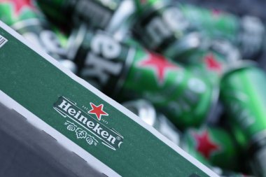 KHARKOV, UKRAINE - 31 Temmuz 2021: Hollanda bira şirketi Heineken N.V tarafından üretilen yeşil teneke kutu Heineken soluk bira.