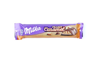 KHARKOV, UKRAINE - 2 Temmuz 2021: Beyaz ahşap masa üzerinde klasik leylak rengi ambalaj tasarımlı Karamel Milka çikolatası