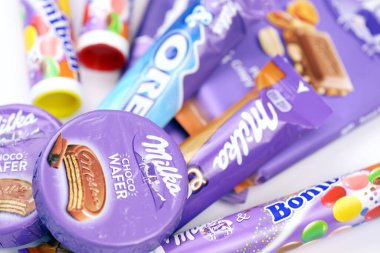 KHARKOV, UKRAINE - 2 Temmuz 2021: Beyaz ahşap masa üzerinde klasik leylak rengi ambalaj tasarımlı Milka çikolata ürünleri