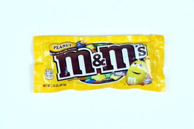 KHARKOV, UKRAINE - 15 Mart 2021: M 's Fıstık Çikolatası Paketi. M M 1941 'den beri Mars Anonim Şirketi tarafından üretiliyor.