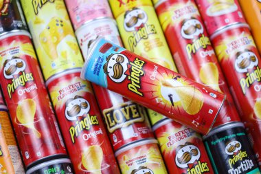 KHARKOV, UKRAINE - 30 Mart 2021: Birçok Pringles silindir cips kutuları çeşitli renk ve lezzetlerle. Amerikan markası, Kelloggs 'a ait istiflenebilir patates bazlı cipsler.