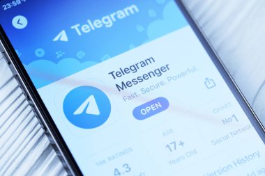 KHARKOV, UKRAINE - 5 Mart 2021: Telegram Messenger simgesi ve uygulaması iPhone 12 'de beyaz ahşap masadaki profesyonel ekranda