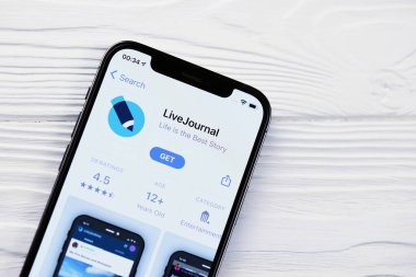 KHARKOV, UKRAINE - 5 Mart 2021: Livejournal simgesi ve uygulaması iPhone 12 profesyonel ekranda beyaz ahşap masadadır