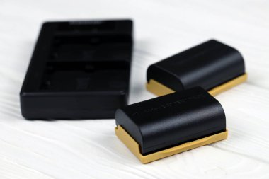 KHARKOV, UKRAINE - 14 Mart 2021: Beyaz tahta masa üzerinde modern DSLR fotoğraf makineleri için Kastar lityum iyonu veya li-ion şarj edilebilir piller