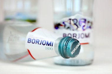 KHARKOV, UKRAINE - 2 Temmuz 2021: Orta Gürcistan 'daki Borjomi Boğazı' ndaki doğal gazlı maden suyu markası