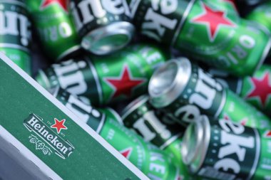 KHARKOV, UKRAINE - 31 Temmuz 2021: Hollanda bira şirketi Heineken N.V tarafından üretilen yeşil teneke kutu Heineken soluk bira.