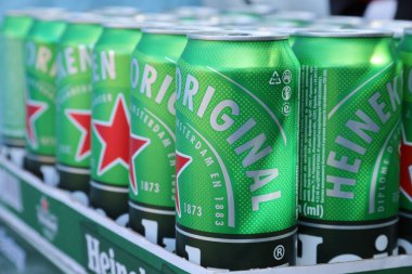 KHARKOV, UKRAINE - 31 Temmuz 2021: Hollanda bira şirketi Heineken N.V tarafından üretilen yeşil teneke kutu Heineken soluk bira.