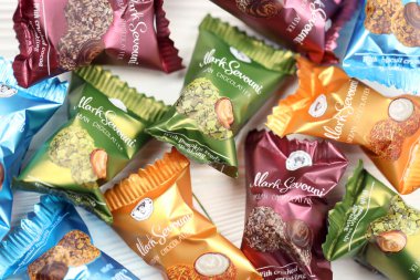 KHARKOV, UKRAINE - 14 Şubat 2021: Mark Sevouni kentsel çikolata üretimi el yapımı yuvarlak şekerler. Mark Sevouni, Erivan, Ermenistan merkezli bir çikolata üreticisi.