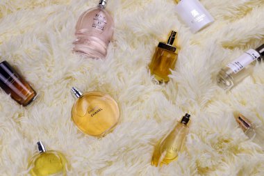 KHARKOV, UKRAINE - 12 Ocak 2021: Birçok ünlü marka şişeleri pofuduk bej ekose üzerinde yatar. Lüks seçkin parfüm seti