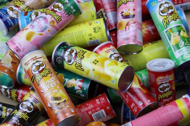 KHARKOV, UKRAINE - 30 Mart 2021: Birçok Pringles silindir cips kutuları çeşitli renk ve lezzetlerle. Amerikan markası, Kelloggs 'a ait istiflenebilir patates bazlı cipsler.
