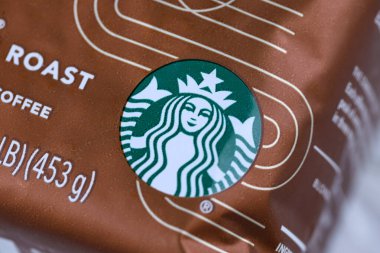 KHARKOV, UKRAINE - 15 Mart 2021: yeşil logolu Starbucks kahve paketi. Starbucks Corporation, Seattle, Washington merkezli çok uluslu kahve ve roastery rezervleri zinciri.