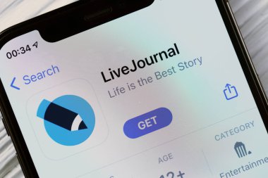 KHARKOV, UKRAINE - 5 Mart 2021: Livejournal simgesi ve uygulaması iPhone 12 profesyonel ekranda beyaz ahşap masadadır