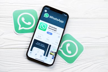 KHARKOV, UKRAINE - 5 Mart 2021: Whatsapp simgesi ve uygulaması iPhone 12 'den beyaz ahşap masadaki profesyonel ekranda