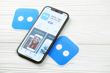 KHARKOV, UKRAINE - 5 Mart 2021: Botim kurye simgesi ve uygulaması iPhone 12 'den beyaz ahşap masadaki profesyonel ekranda