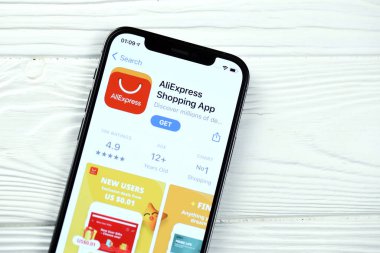 KHARKOV, UKRAINE - 5 Mart 2021: iPhone 12 'deki uygulama simgesi ve uygulaması beyaz ahşap masadaki profesyonel ekranda