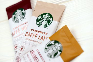 KHARKOV, UKRAINE - 2 Temmuz 2021: yeşil logolu Starbucks kahve çubukları. Starbucks Corporation, Seattle, Washington merkezli çok uluslu kahve ve roastery rezervleri zinciri.