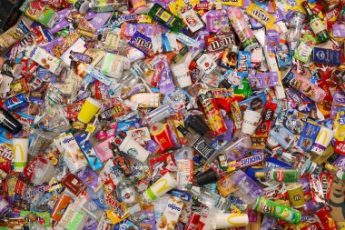 KHARKOV, UKRAINE - 10 AĞUSTOS 2021: Ünlü markalı yiyecek ve içecek üretiminde kullanılan büyük yığın ve boş tek kullanımlık paketler ve fincanlar