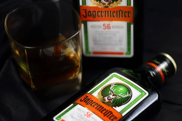 Kharkov Ukraine Joulukuu 2020 Jagermeister Kylmä Maseroitu Eliksiiripullo Tummanmustalla Taustalla — kuvapankkivalokuva