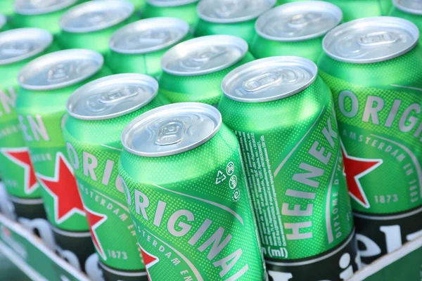 KHARKOV, UKRAINE - 31 Temmuz 2021: Hollanda bira şirketi Heineken N.V tarafından üretilen yeşil teneke kutu Heineken soluk bira.