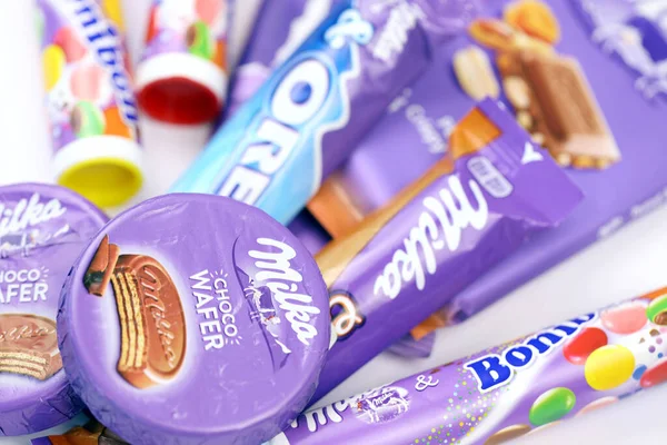 KHARKOV, UKRAINE - 2 Temmuz 2021: Beyaz ahşap masa üzerinde klasik leylak rengi ambalaj tasarımlı Milka çikolata ürünleri