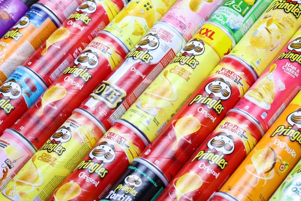 KHARKOV, UKRAINE - 30 Mart 2021: Birçok Pringles silindir cips kutuları çeşitli renk ve lezzetlerle. Amerikan markası, Kelloggs 'a ait istiflenebilir patates bazlı cipsler.