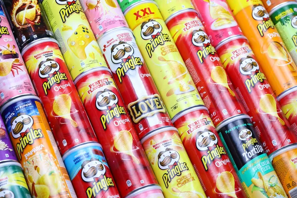 KHARKOV, UKRAINE - 30 Mart 2021: Birçok Pringles silindir cips kutuları çeşitli renk ve lezzetlerle. Amerikan markası, Kelloggs 'a ait istiflenebilir patates bazlı cipsler.