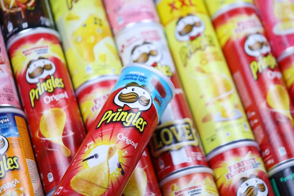 KHARKOV, UKRAINE - 30 Mart 2021: Birçok Pringles silindir cips kutuları çeşitli renk ve lezzetlerle. Amerikan markası, Kelloggs 'a ait istiflenebilir patates bazlı cipsler.