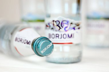 KHARKOV, UKRAINE - 2 Temmuz 2021: Orta Gürcistan 'daki Borjomi Boğazı' ndaki doğal gazlı maden suyu markası